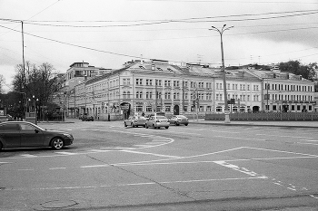 Трубная площадь / Трубная площадь в Москве. Май 2015. Voigtlander Bessa R3m; Voigtlander NOKTON Classic 40mm F 1.4; ILFORD PAN 100; FotoLab.