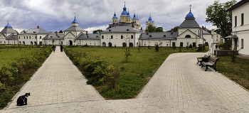 Коневский Рождество-Богородичный мужской монастырь / Коневский Рождество-Богородичный мужской монастырь на острове в Ладожском озере. Монастырский дворик, в котором превосходно себя чувствует множество котов.