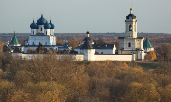 Тёплый октябрь в старом городе С. / Вечерний сюжет из Серпухова, октябрь 2026.