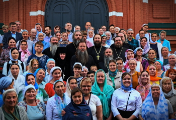 После Праздничной Службы. / Монастырь. Праздничный день.