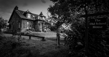 Тайная школа магии: в поисках Гарри Поттера / Показан каменный дом The Old Schoolhouse, расположенный на Стирлинг-роуд в деревне Драймен (Drymen), графство Стерлинг, Шотландия. Лежит на пути известной пешеходной тропы West Highland Way (WHW).