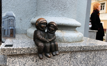 Тренд 2 / Тренд 2. В Москве натюрмортные, а в Калуге - космические "умиления". То там, то там в городе можно увидеть маленькие фигурки космонавтов, а у входа в ЗАГС их двое. Мне понравилось, решила поделиться.