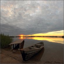 60 вт / Глядя  на этот закат ,ловил себя на мысли о сходстве остатков мерцающего  солнечного света с  лампочкой в 60вт.