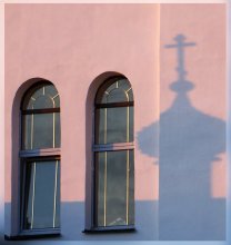 Свет Божий / Просто мне понравилось, как небольшой купол над входом в церковь бросил тень на фасад церковной стены рядом с окнами.