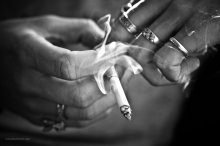 про сигарету и курящие руки... / люблю смотреть на дым