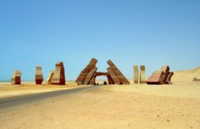 Монумент в пустыне / Сооружен в честь окончания войны между Египтом и Израилем