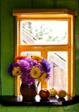 ...у бабушки в прихожей... / цветы,яблоки,окно