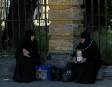 Разговор / У входа в Киево-Печерскую лавру