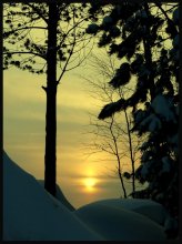 Редкое солнце Рускеалы. / Мраморный карьер. Рускеала. Карелия. Северное Приладожье.
Солнце светит, но нет от него тепла, лишь скользнет легонько по вершинам елей и исчезнет до следующего утра.