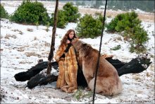 &nbsp; / фотовыставка &quot;24 кадра за кадром&quot;. Актриса Мария Курденевич и медведь Степан.
