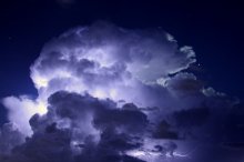 ночное облако / молнии чудесным образом подсвечивают облака во время ночной грозы