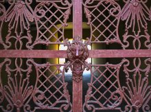 Замок на ворота / Прогуливаясь по Гомелю