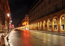 Спящая  Риволли / Одна   из протяженных улиц Парижа.
Дома на этом участке  опираются на аркады,что задает ритм движения,особенно ночью со штативом.