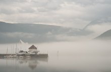Бухта в тумане / стоянка яхт