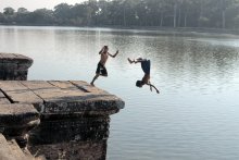 У стен Ангкор-Вата / Кто-то купается возле Ангкора, а кто-то в прудах возле Несвижского замка )