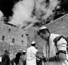 Молитва / У Западной стены  Иерусалимскрго храма  разрушенного войсками римского императора в 70г.
 Стена символизирует для евреев любовь Бога.