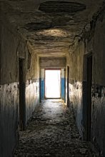старый коридор / прогулка по развалинам