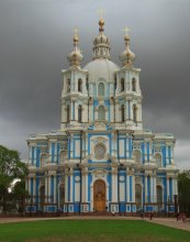 Смольный / Архитектор собора — Ф. Б. Растрелли. Собор был заложен в октябре 1748 года, возведение начато в мае 1751, но вскоре началась война с Пруссией, после которой финансирования для строительства стало недостаточно и строительство пошло медленно. Открытие Смольного института состоялось 28 июня 1764 года, собор же был достроен архитектором В. П. Стасовым только в 1835 году.