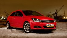 Opel Astra / съемка ночью в новогоднии праздники с лампочкой,засунутой в огнеупорный софт.