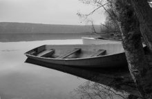 Старые лодки.... / Кто-то сверкает яркою краской,
Кто-то застыл, набрав под завязку...
Все мы как лодки...на верёвке...