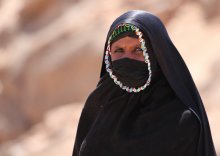 В пустыне / Женщина-бедуинка.