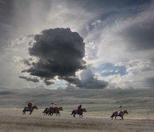 Всадники Укока / Группа конных туристов пересекает плоскогорье Укок в изменяющихся погодных условиях...