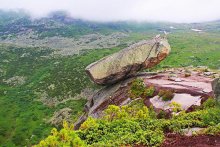 висячий камень / природный парк ЕРГАКИ..в Саянах