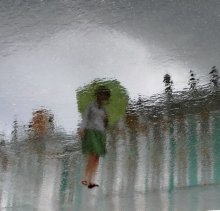 Фея дождя / отражение на мокром асфальте ( Дворцовя площадь в Санкт-Петербурге)
есть обработка в части яркости и деталей
