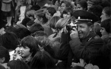 Фотограф. / Офицер Советской армии фотографирует праздник на стадионе.