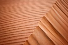 Рисунок ветра и песка / Песчаные дюны в пустыне. Мне показалось интересным, что линии не продолжают друг друга, а с каждой стороны идут в своем направлении...