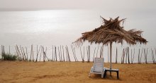 В ожидании... / Мервое море, 6 часов утра, пустынный пляж и одинокий лежак.