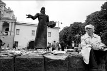 Книжный рынок / Памятник Ивану Федорову во Львове. Прямо у подножия памятника расположен книжный рынок.