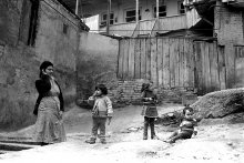 Она и её дети. / Тбилиси. Старый город.Скан с негатива.1982год.