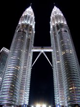 Башни-близнецы / Башни-близнецы Петронас (г.Куала-Лумпур, Малайзия). Снимок сделан в ноябре 2009 года.
Строительство длилось 6 лет (с 1992 по 1998 год) и удачно завершилось до наступления финансового кризиса, поразившего банковскую систему азиатских стран в конце XX века. Каждая из башен содержит по 88 этажей, высота сооружения вместе со шпилем достигает 452 метров, тогда как крыша располагается «всего» в 378.6 метрах над землей.
