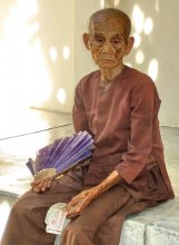 &quot;Последний день Помпеи&quot; / Снимок этой древней старушки был сделан в г.Нячанг (Вьетнам) в июне 2009 года. На вид ей было лет 300, но способность зарабатывать она не потерела, запросила денег за фотосъёмку. :)