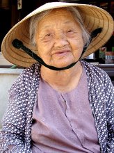 Бабушка из Хойана / Снимок этой милой бабушки сделан в г.Хойан (Вьетнам) в июне 2009 года, она продавала бальзам &quot;Тигр&quot;, подобие бальзама &quot;Звёздочка&quot; и глиняные свистульки в виде животных. Пришлось купить у бабушки пару свистулек по 1 доллару за каждую, чтобы &quot;получить разрешение&quot; на съёмку.