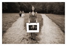 постмодернизм / девочка, которая держит в руках фотографию, и две женщины на заднем фоне