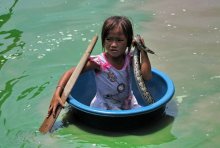 Своё детство / Снимок сделан на озере Тонлесап в Камбодже в апреле 2010 года. Девочка в тазике позировала туристам за деньги.