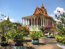 Цветочный сад / Серебряная Пагода на территории Королевского Дворца в г.Пномпень (Камбоджа), апрель 2010 года. Первоначальное название пагоды было Wat Preah Keo Morokat (The Temple of the Emerald Buddha) - храм изумрудного Будды, однако из-за того, что весь пол пагоды выстлан плитками из серебра, она более известна под названием &quot;Серебряная Пагода&quot;. Всего серебряных плиток 5329 штук, каждая из которых весит 1,125 кг. В храме находятся: статуя Изумрудного Будды, который полностью выполнен из изумруда, статуя Buddha Maitreya (Buddha of the Future) из золота весом 90 килограммов и покрытая более чем 9584 бриллиантами, статуя Будды из Шри Ланки в золотой и серебряной ступе, коллекция реликвий королевской семьи.