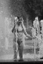 жара в большом городе / дети купаются в фонтане