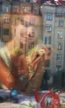 городские летние мечты / отражение в оконном стекле