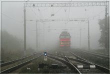 о том как поезда умеют выплывать... пусть даже из тумана / туманным утром поезда не ездят, а скорее плавают в тумане. 
P.S. это было в самом центре Минска, поэтому это в "город"