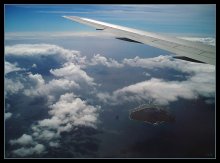 Рай почти рядом! / А под крылом - необитаемый Плоский Остров, куда с северного побережья Маврикия парусники отправляются на экскурсию...