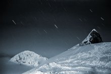 Пейзаж со следами / Альпы, около 3000 над уровнем моря, ночь, полнолуние, следы от 5 русских ходивших неоднократно к обрыву полюбоваться видом. около 10 минут