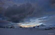 о маленькой тучке / Антарктика, вечер, на ЗП еще светятся горы Антарктического полуострова