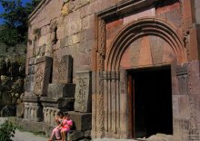 дети у храма / Армения