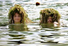 Monsters from Lake / Children game with water herb.
Дечја игра са воденим биљкама.