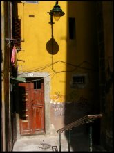 фонарь и дверь / фото снято в  одном из кварталов города Порту (Португалия)