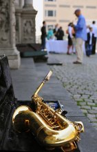 Мелодия для саксофона / город . свадьба у ратуши