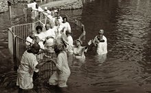 Крещение на Иордане / Обряд крещения группы паломников на р. Иордан.
И главное в нем чувства людей совершивших  Это.
